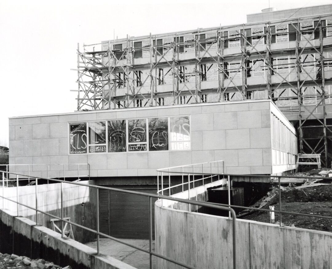 Amerikanska ambassaden uppförs, 1953-1955.