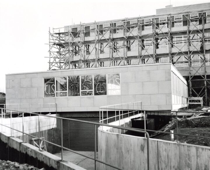 Amerikanska ambassaden uppförs, 1953-1955.