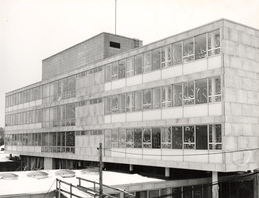 Amerikanska ambassaden uppförs, 1953-1955.